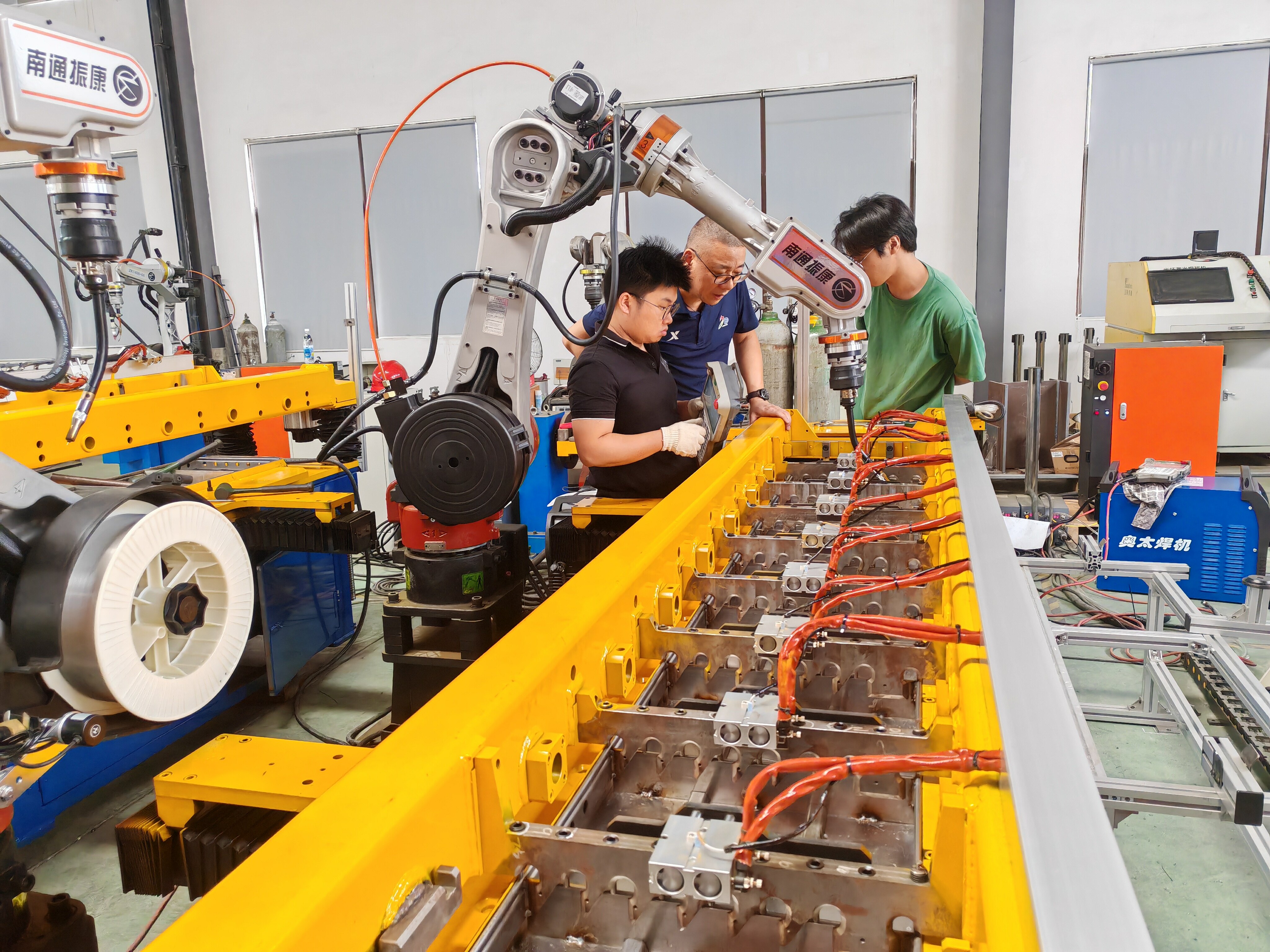 ,铁路、船舶、航空航天和其他运输设备制造业分别增长13.5%、11.6%、12.7%。