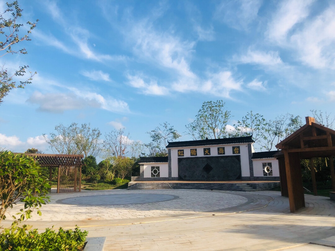 虹桥村在虹桥新村内打造综合文化广场，建设乡村大舞台，给周边老年人提供休闲场所，促进村民之间的联系、沟通，丰富村老年人的文化生活。.jpg