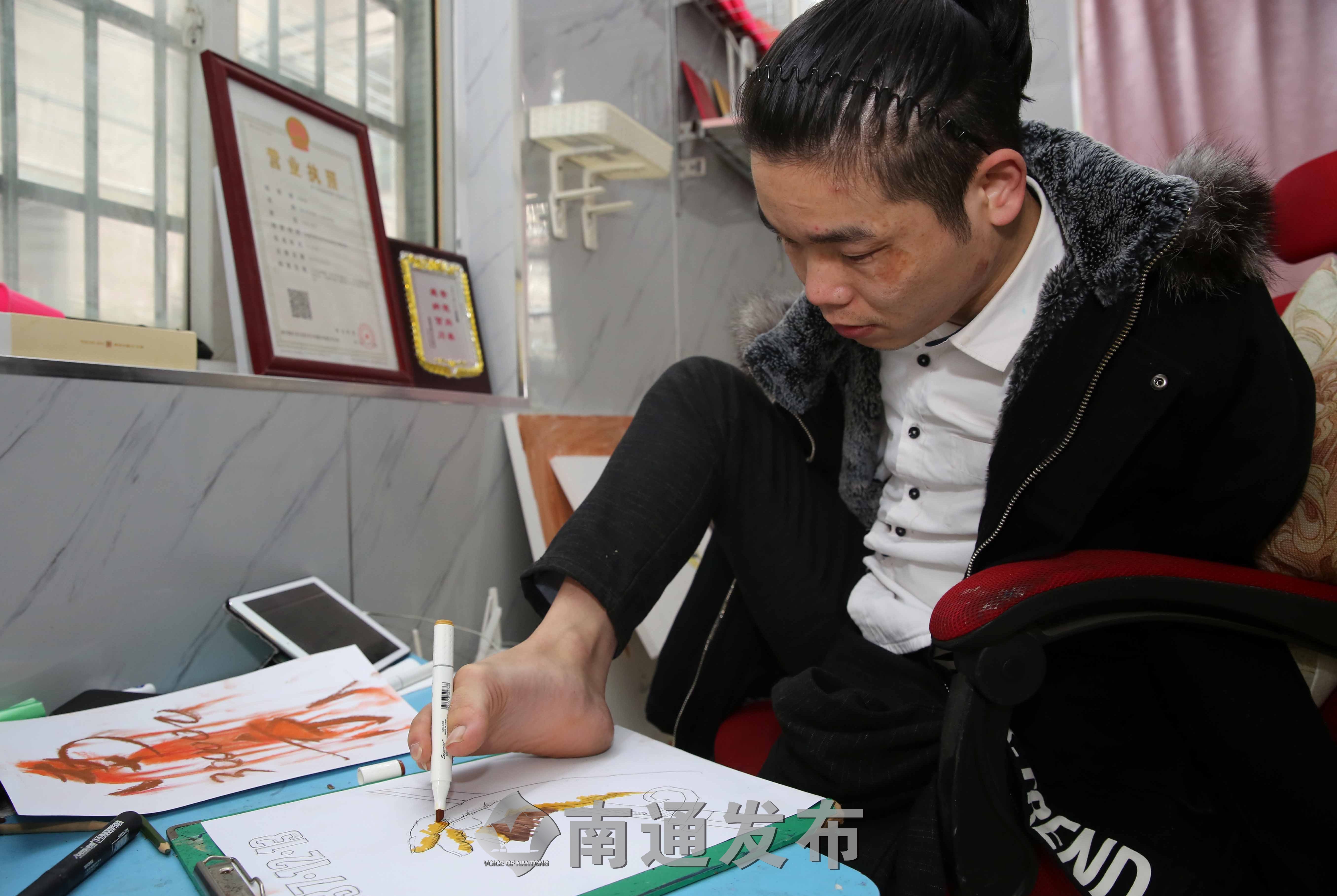 国家公祭日将至,南通无臂单腿画家创作主题宣传画祭奠死难同胞!