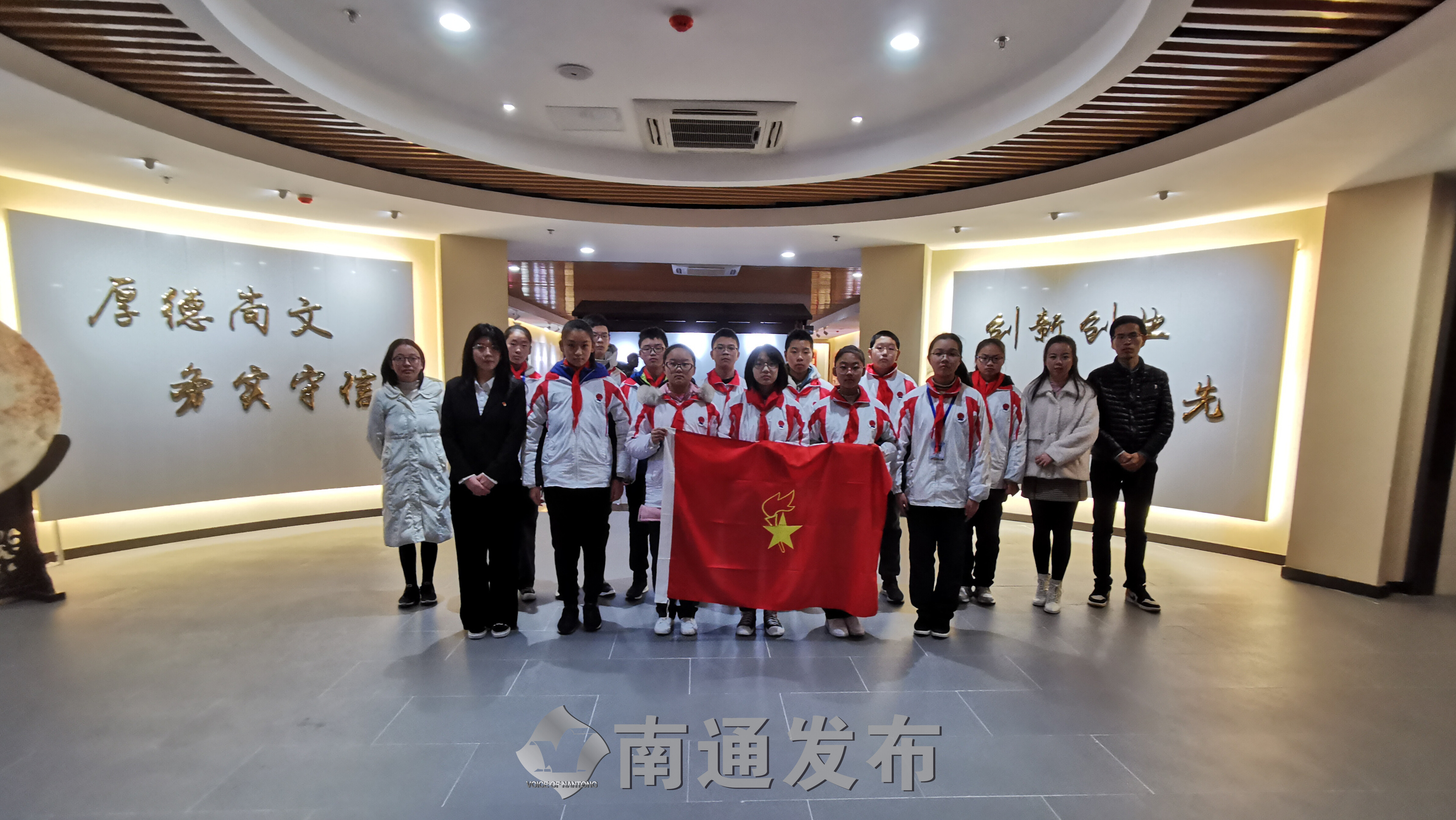 办与五里树社区联合南通市陈桥中学团委带领12名少先队员走进陈桥街道