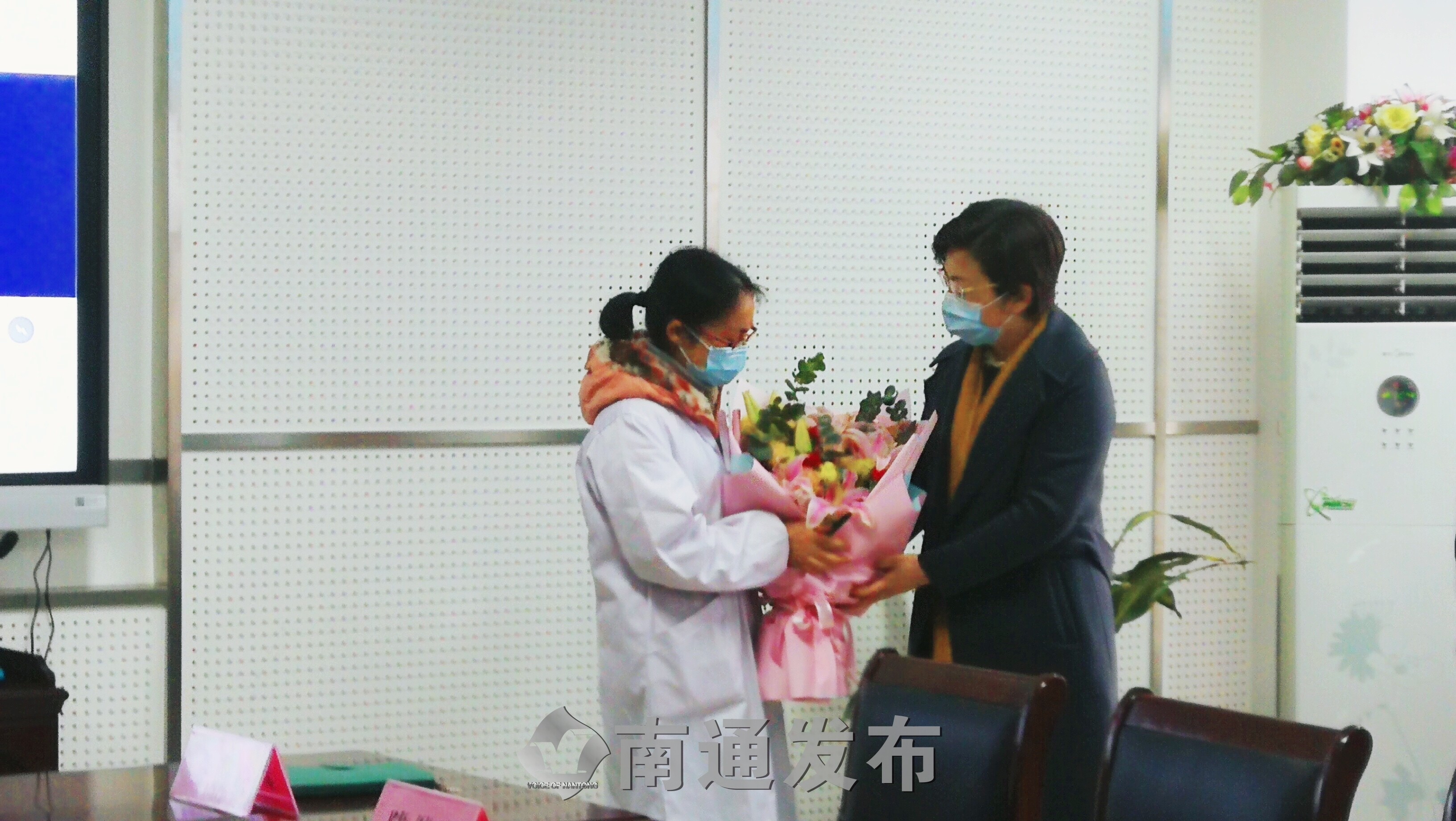 南通市卫健委慰问启东朱峥嵘医生家属|南通发布