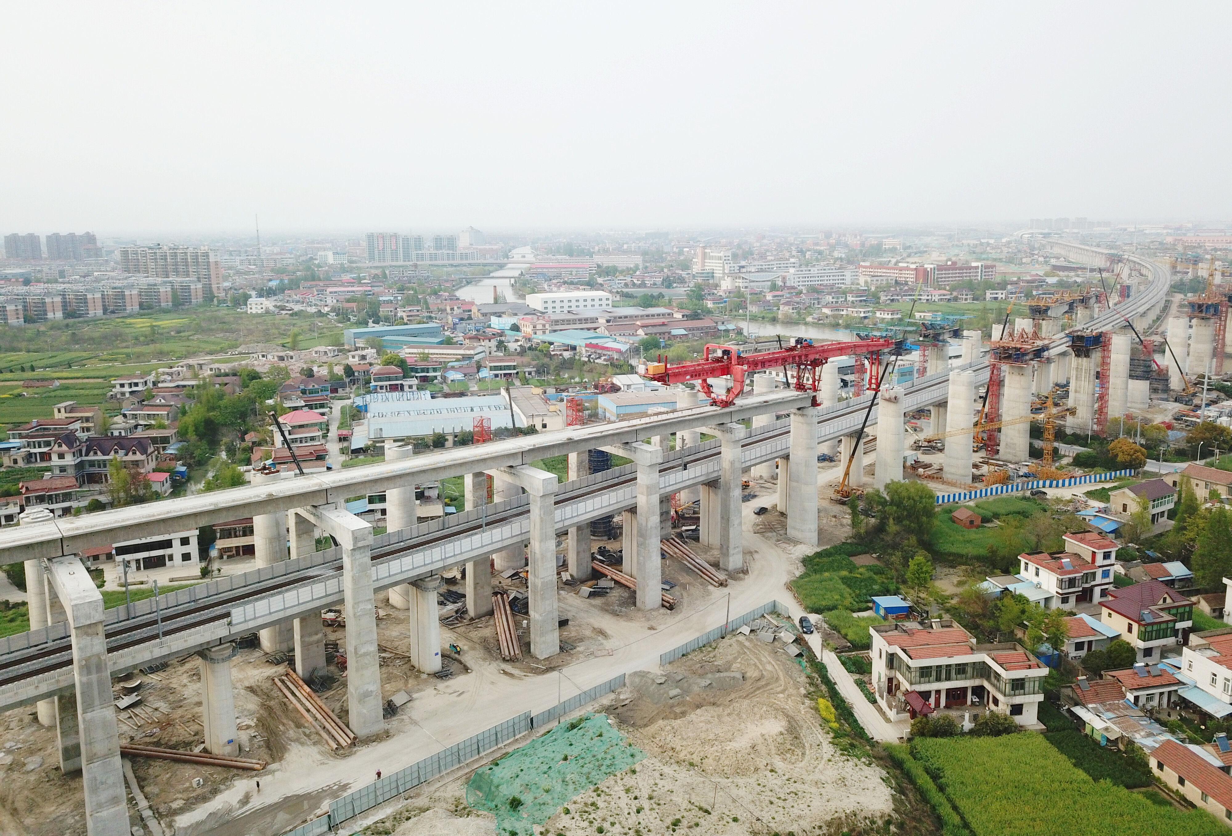 抢抓春光!盐通铁路通张段跨沪通铁路门式墩架梁成功|南通发布