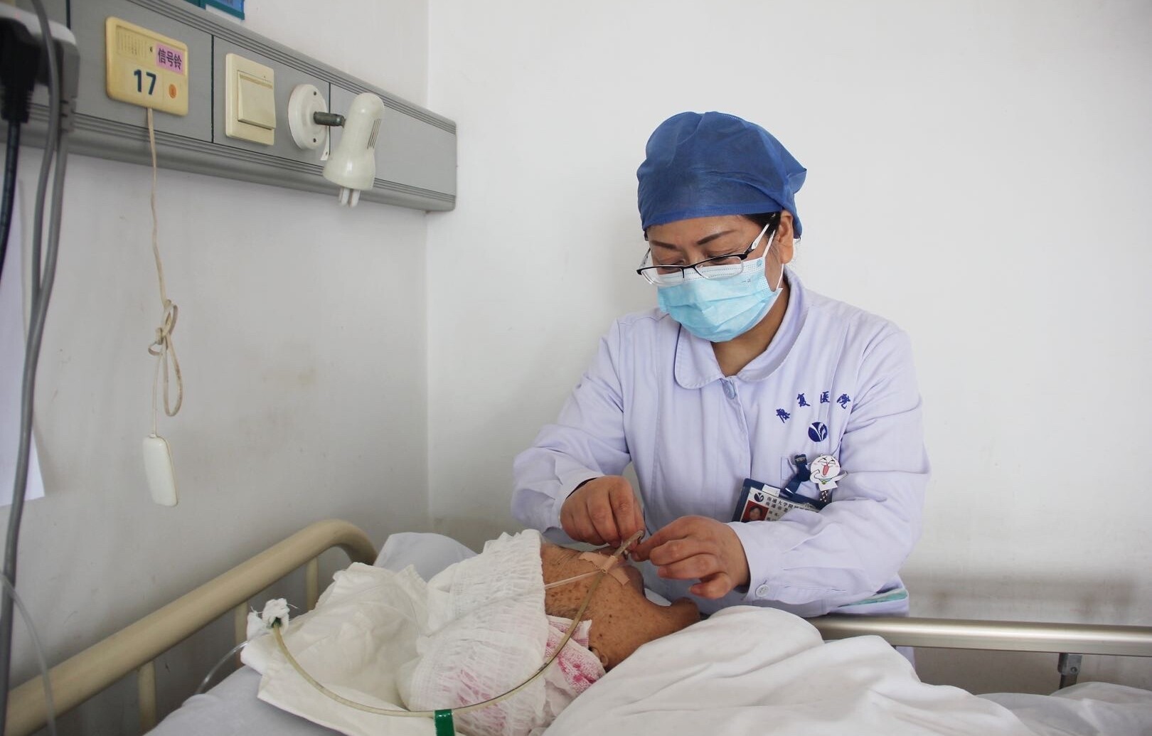 老年康复医院护理人员:以天使的名义担起救死扶伤的道义|南通发布