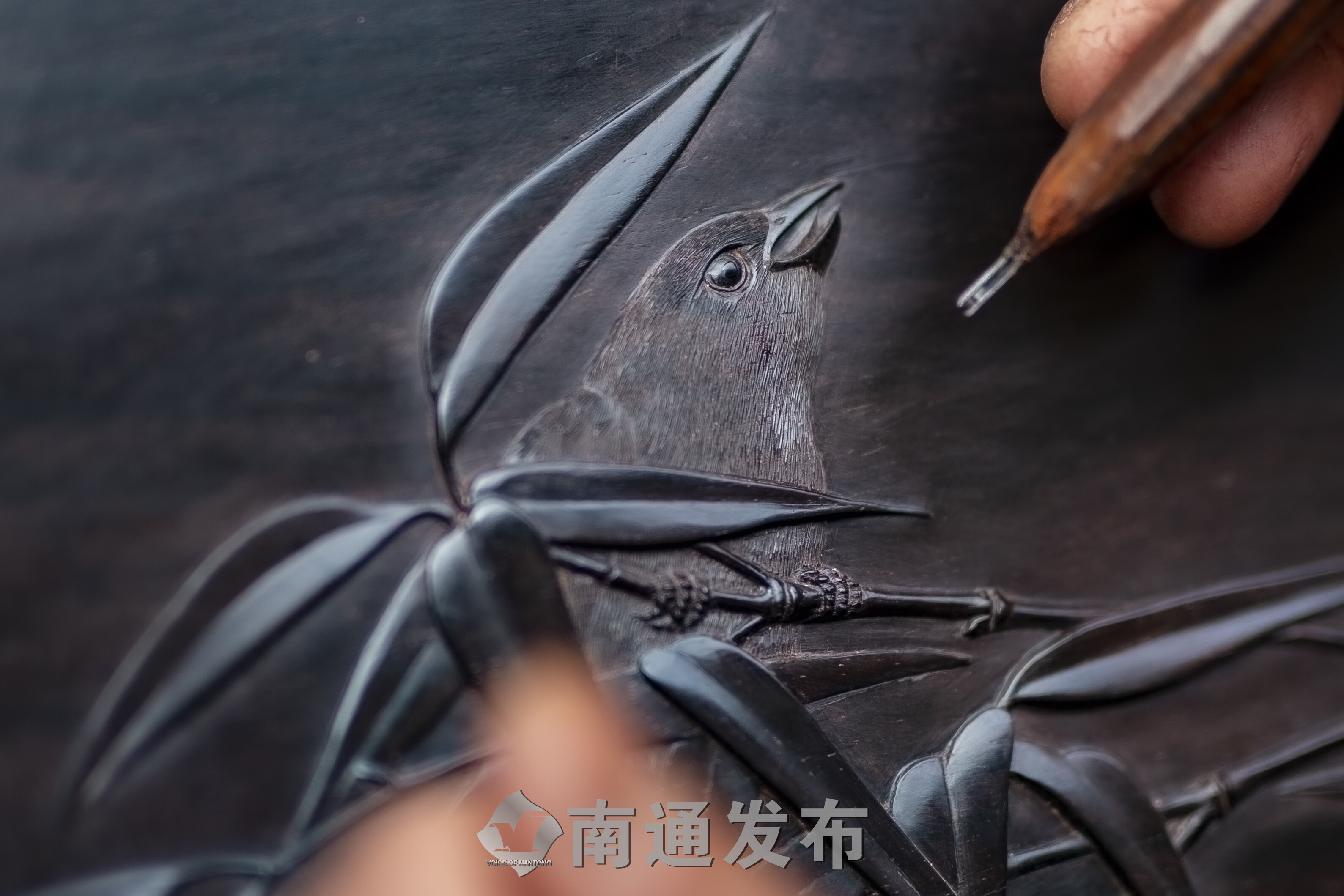 "丝翎檀雕"是一种结合传统木雕工艺将工笔国画再创作,并以浮雕的形式