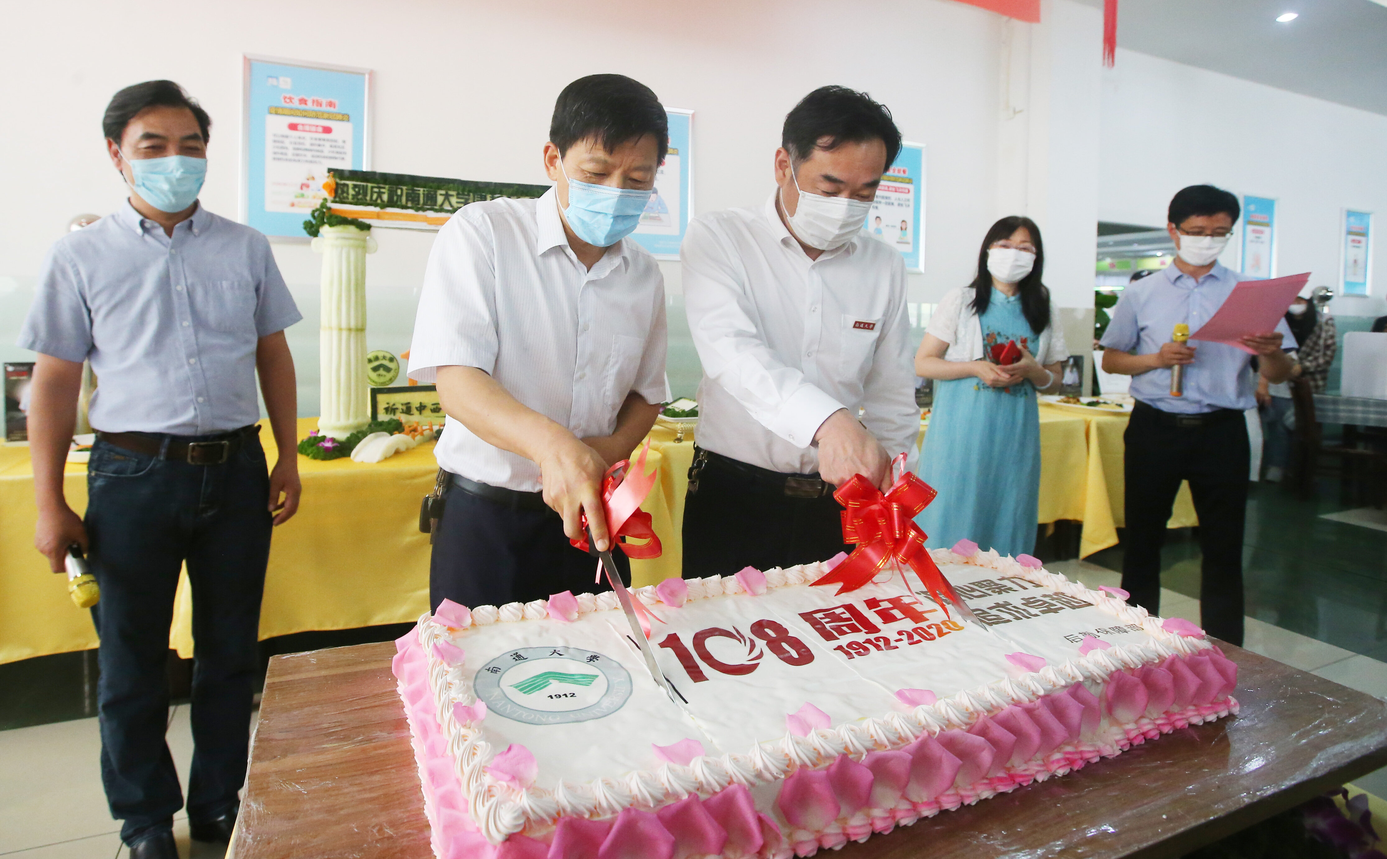 富有寓意的创新菜品齐齐亮相,其中最引人注目的是校庆蛋糕和校庆食雕