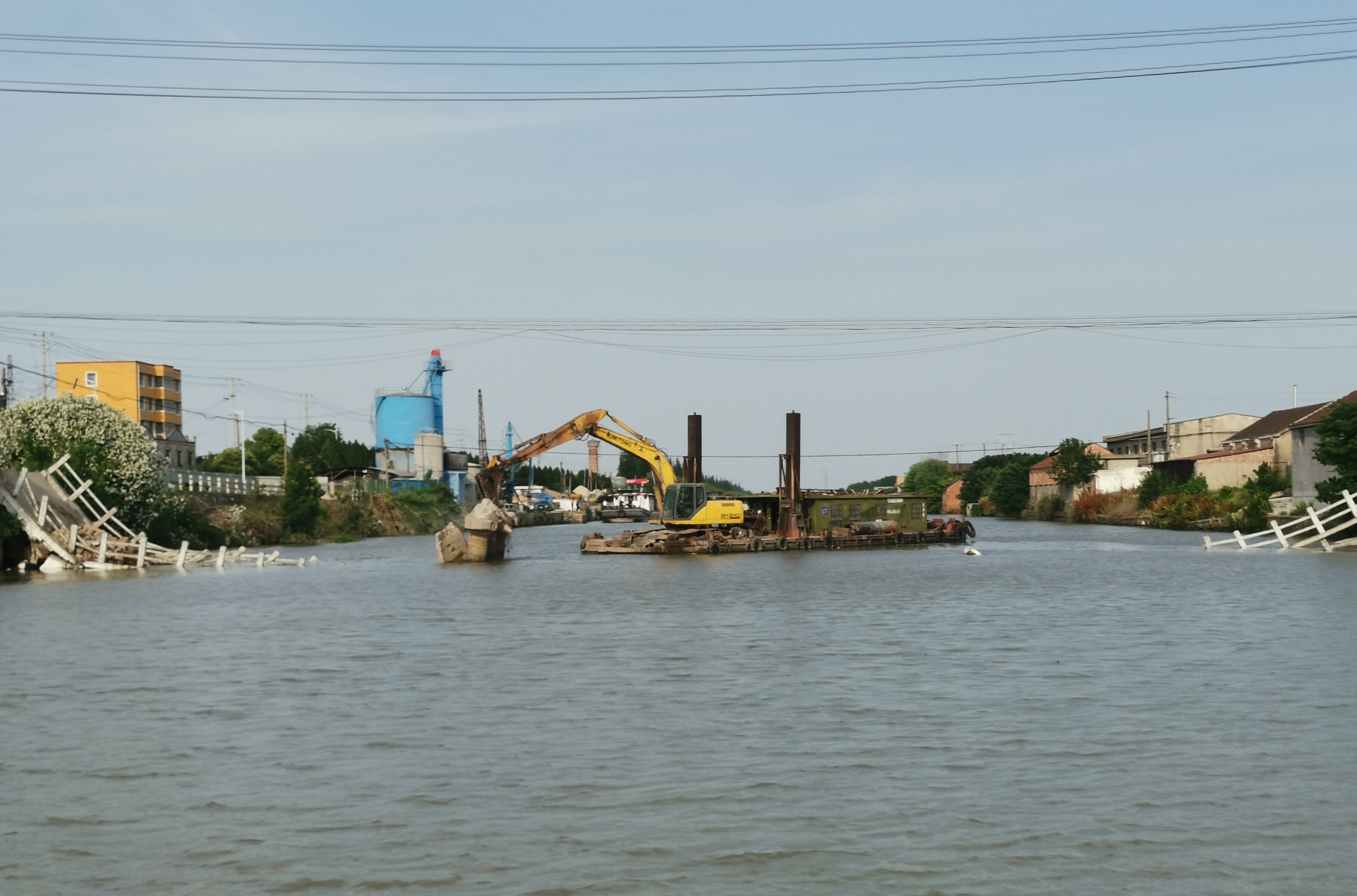 一座"高龄"危桥横跨如泰运河马塘镇农药厂航段,桥上车流密集,桥下航运