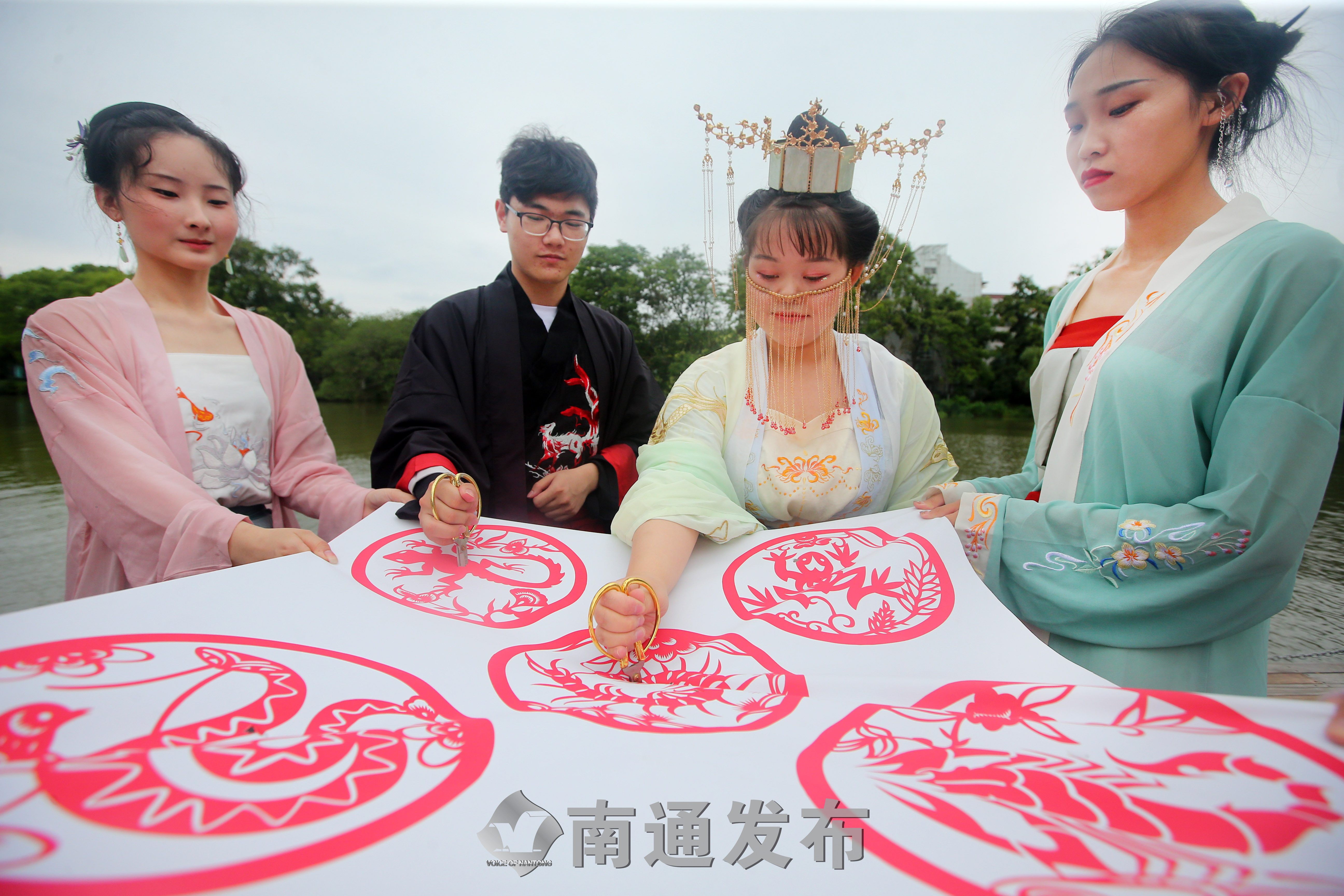 刺五毒,点雄黄,祭屈原…南通汉服爱好者以传统方式迎接端午|南通发布