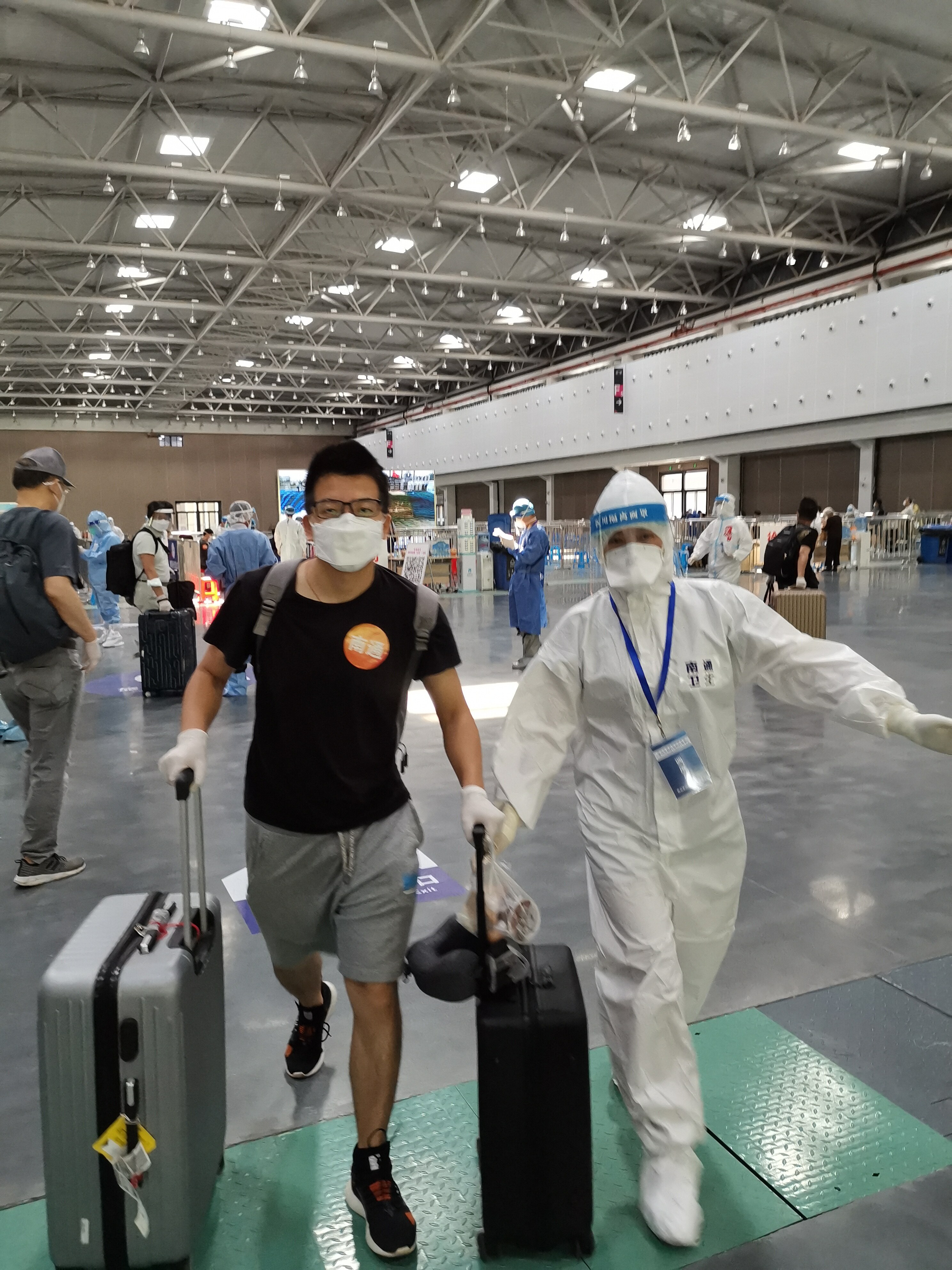 旅客■扛起转运境外来通旅客重任，南通市驻昆山专班传递温暖与力量