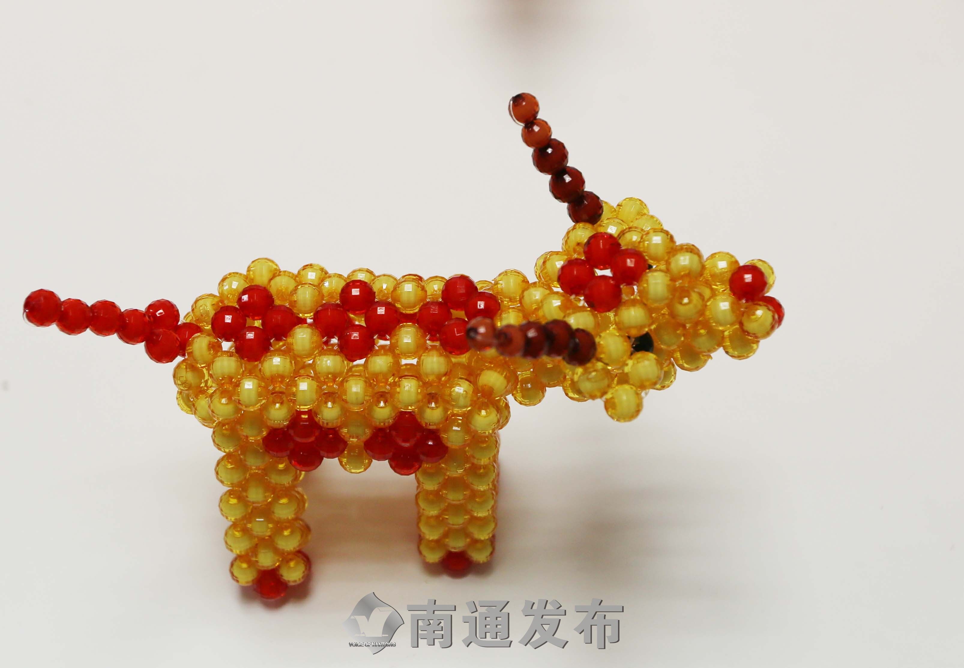 喜迎新春佳节! 志愿者制作"生肖牛"彩珠饰品|南通发布