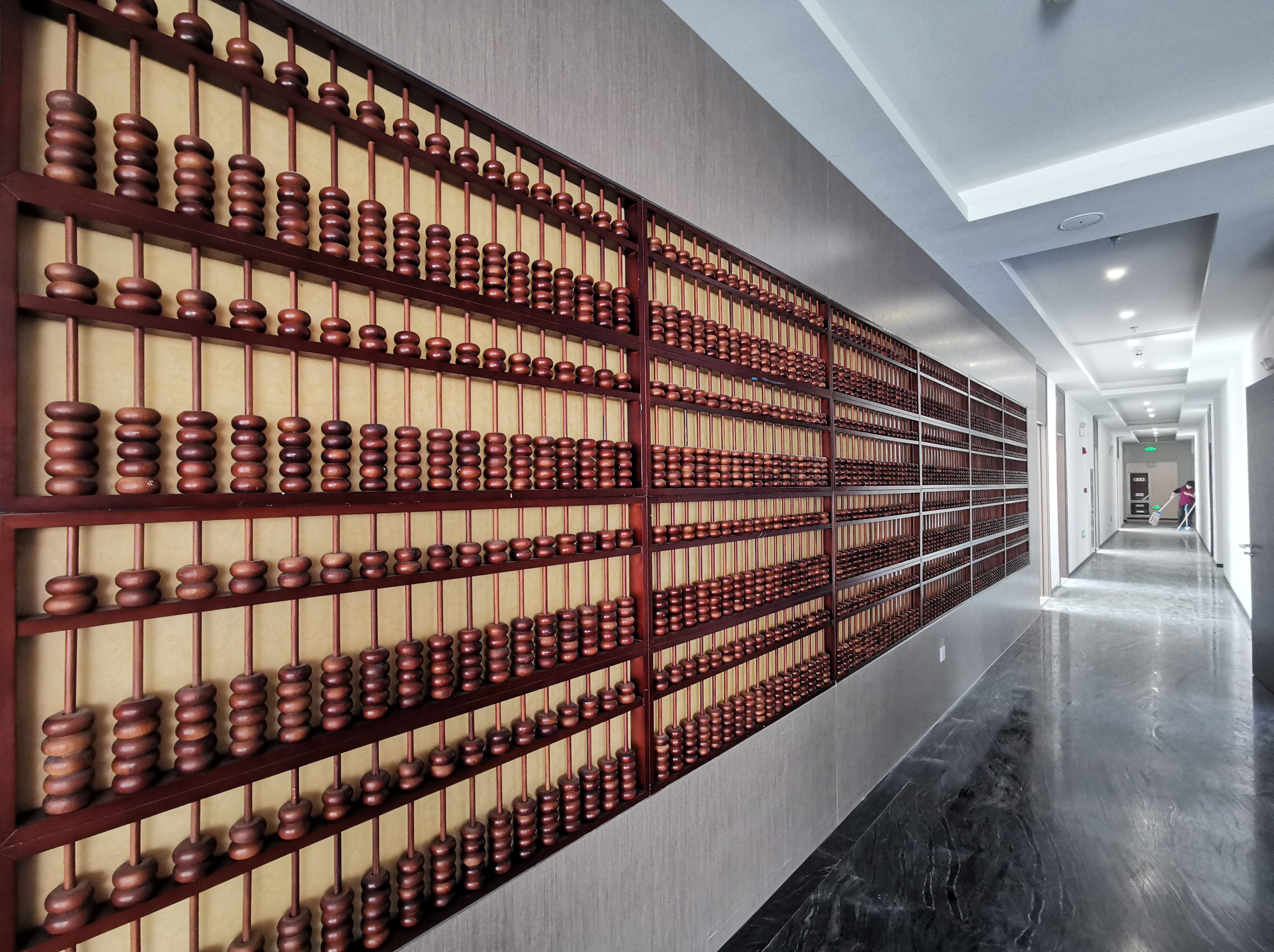 珠博2号楼的新办公地点,进入一楼大厅首先映入眼帘的是一整片算盘墙