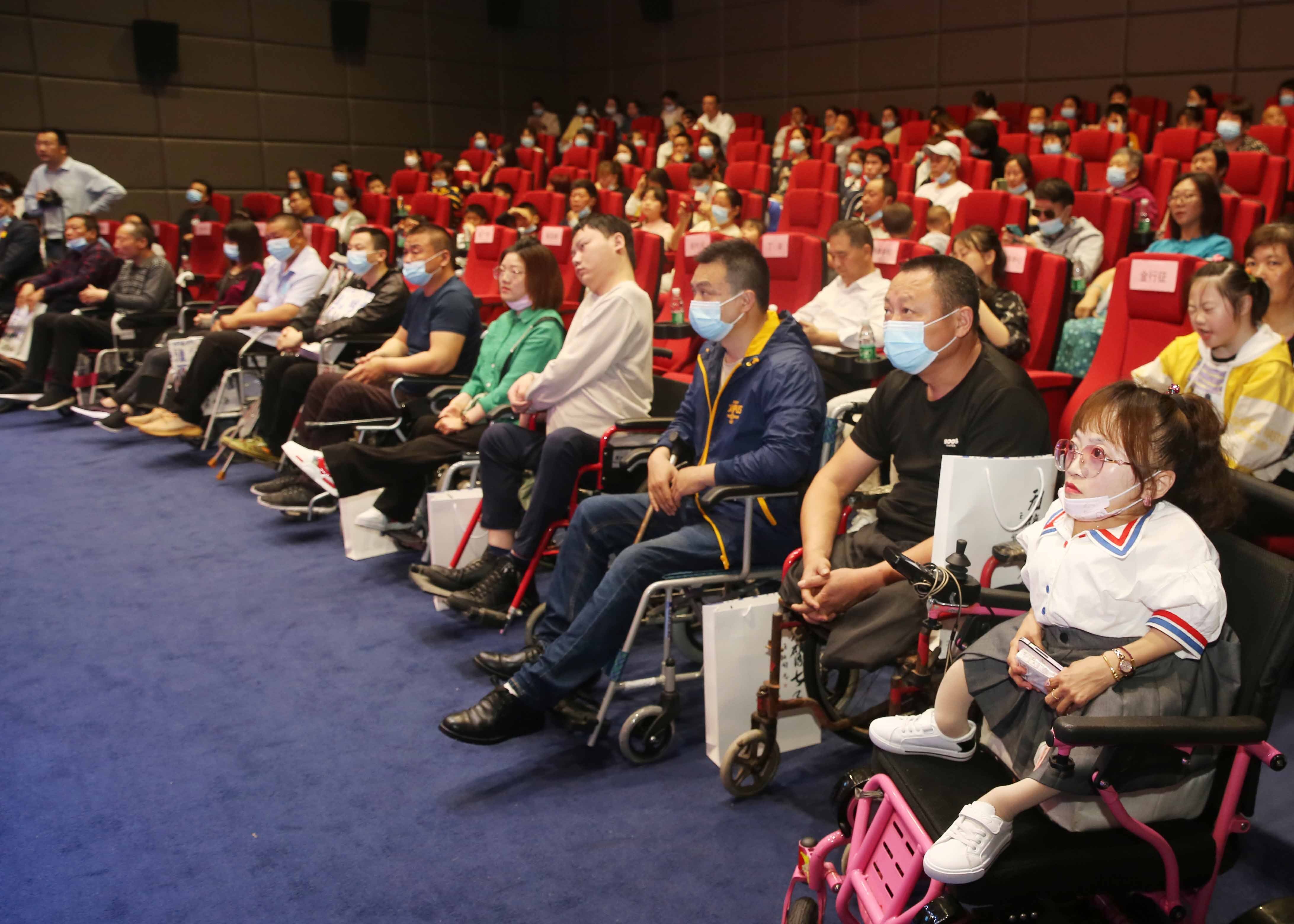 纪录电影无臂七子南通首映讲述七位无臂艺术家的爱心励志故事南通发布