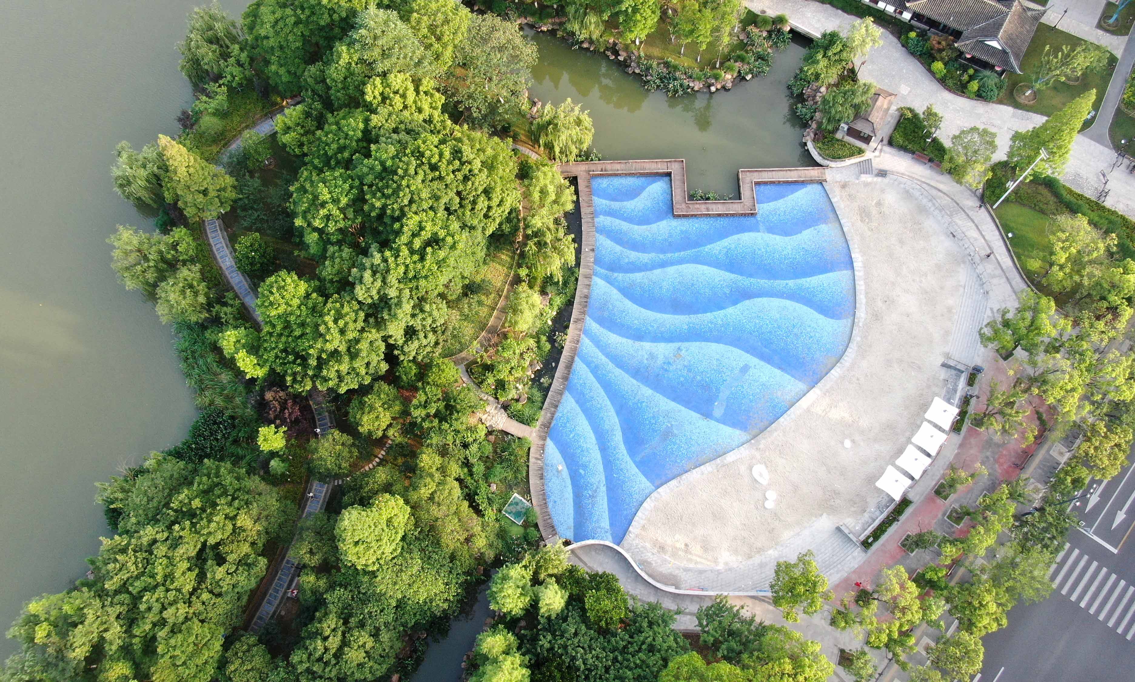 航拍濠河绿意盎然夏日美景|南通发布