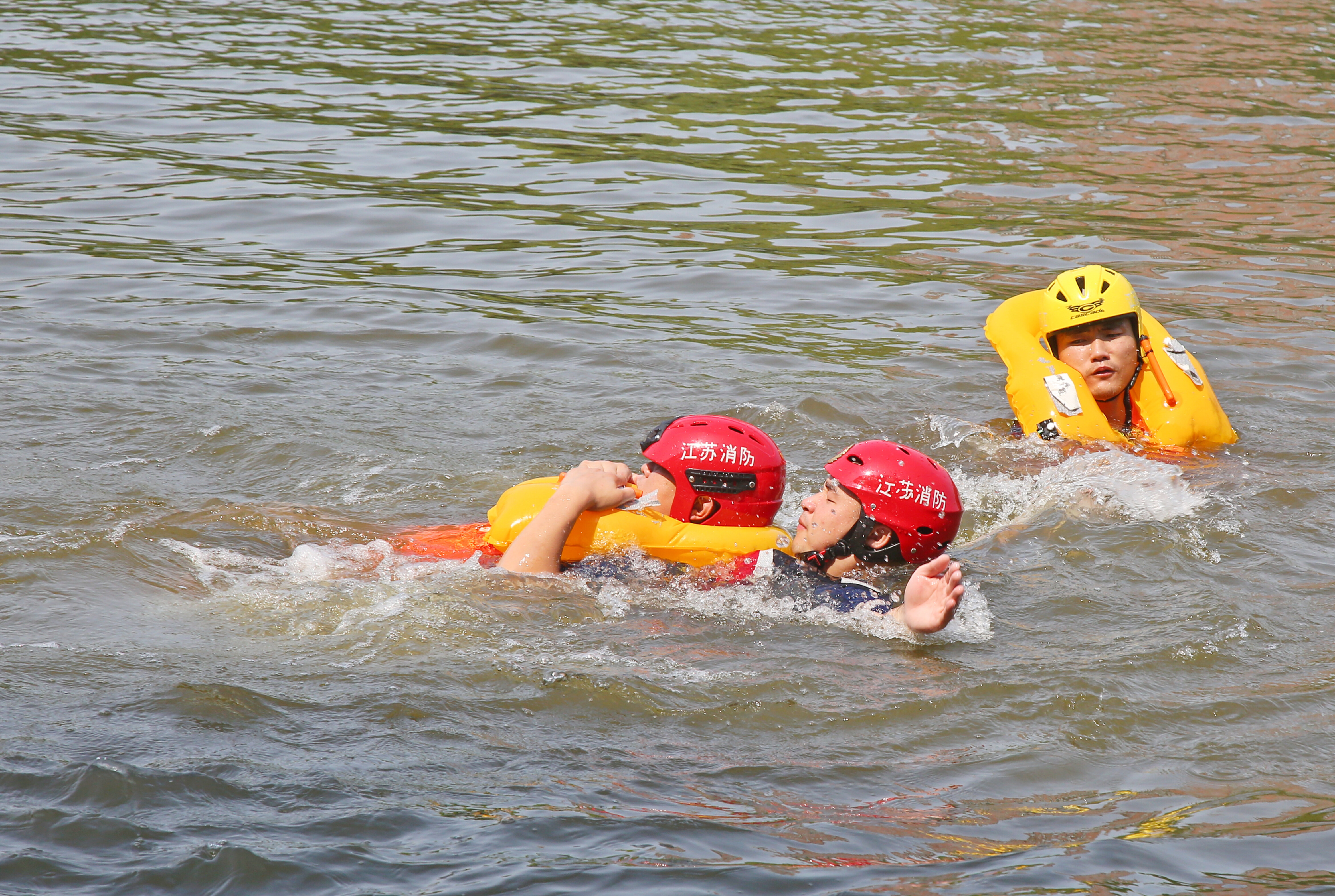 濠河专职消防救援站演练水上救生|南通发布