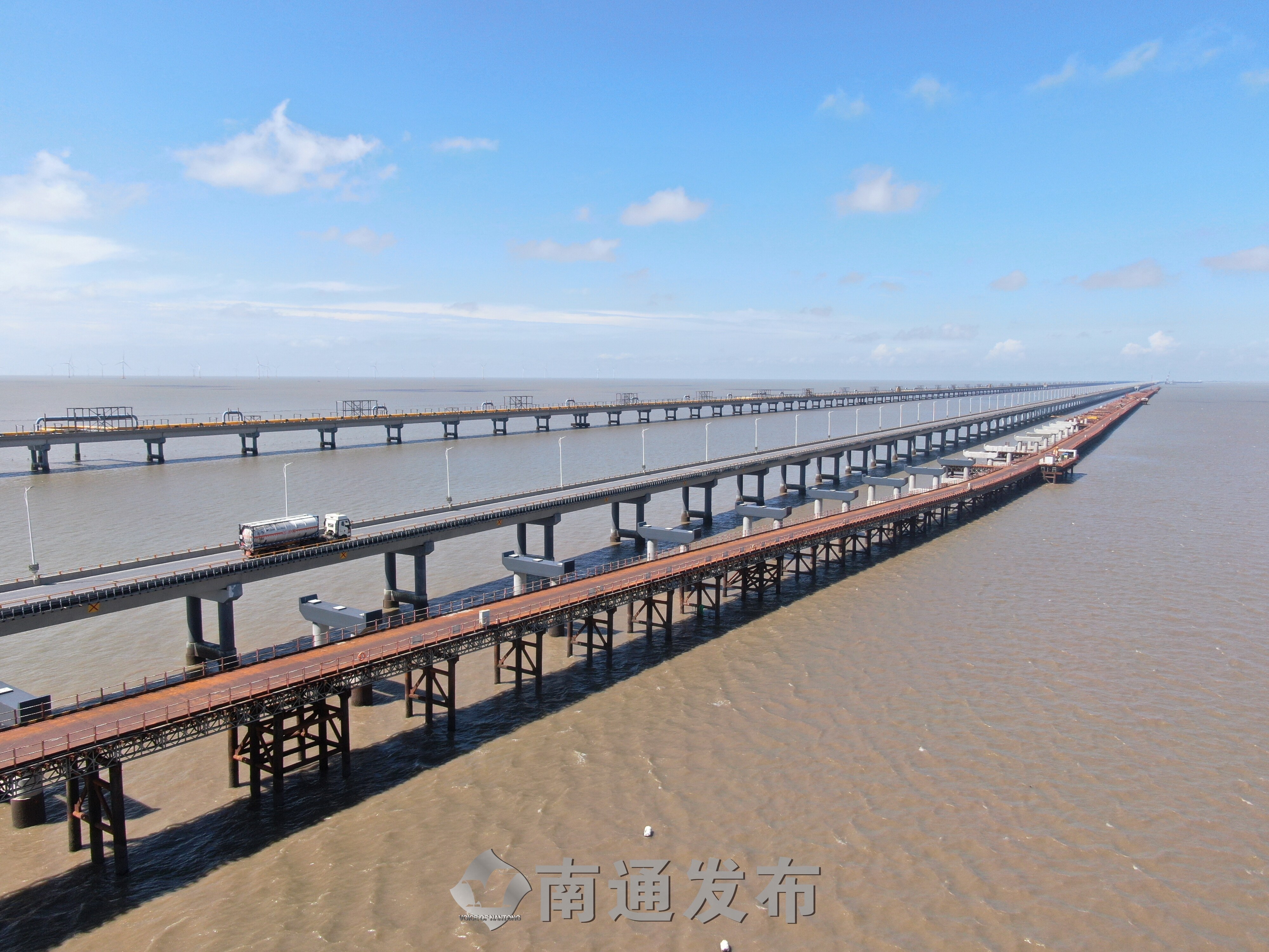 疫情防控,项目建设两手抓! 洋口港黄海二桥首榀箱梁成功架设|南通发布