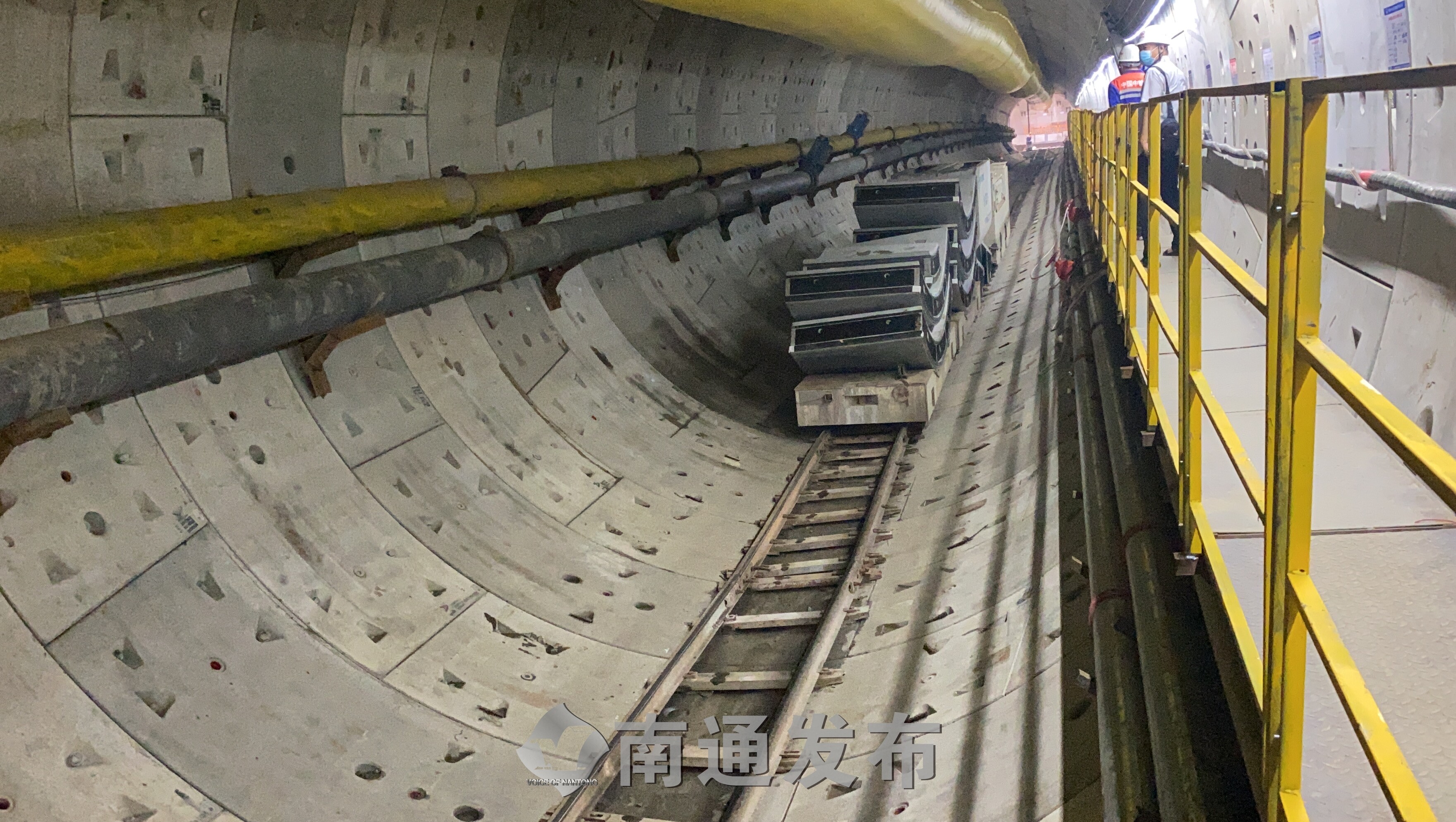 管片从隧道口运送进来