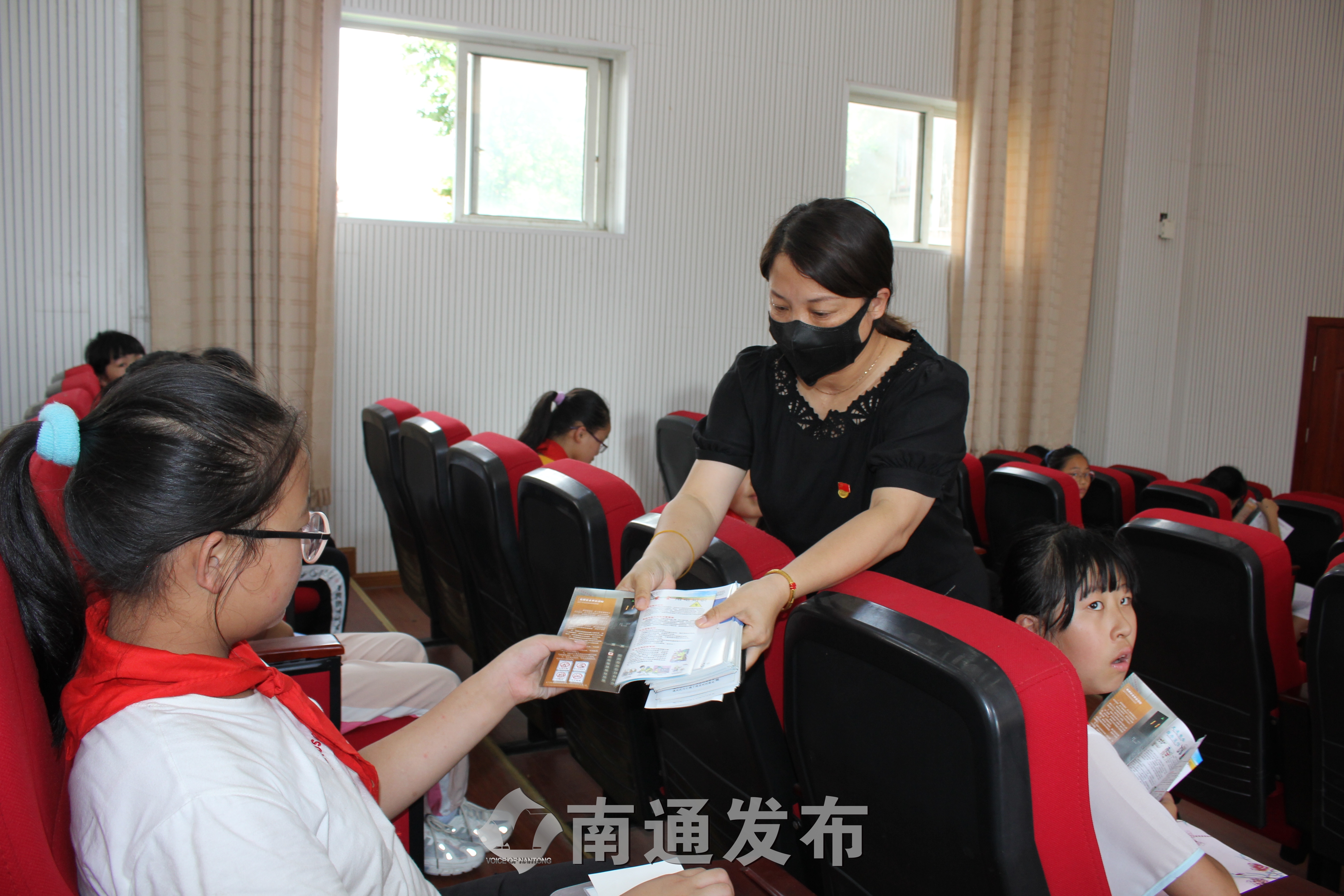 横港小学举行新学年首个主题班会,学生们收到平安大礼包