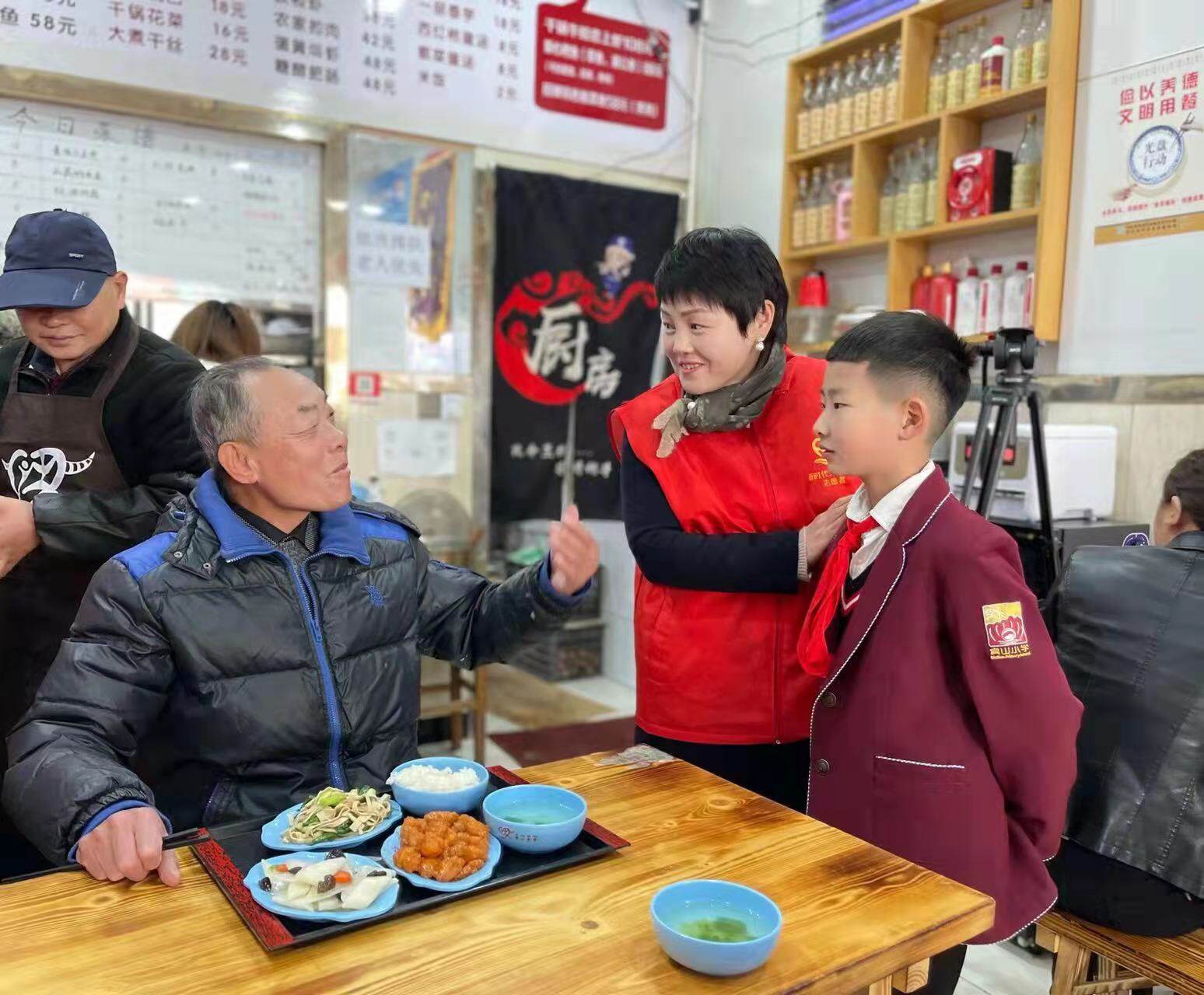 第八届全国道德模范提名奖获得者沈亚秋带徒弟孝敬身边老人跟着道德