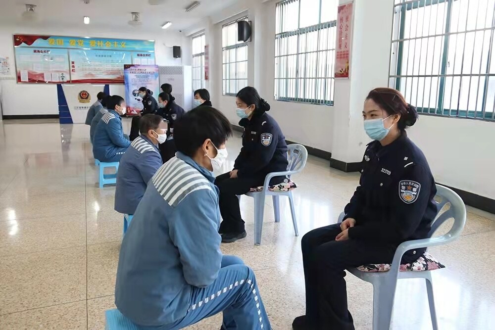 7日,南通女子监狱各监区的民警们对服刑人员开展专题教育,引导服刑