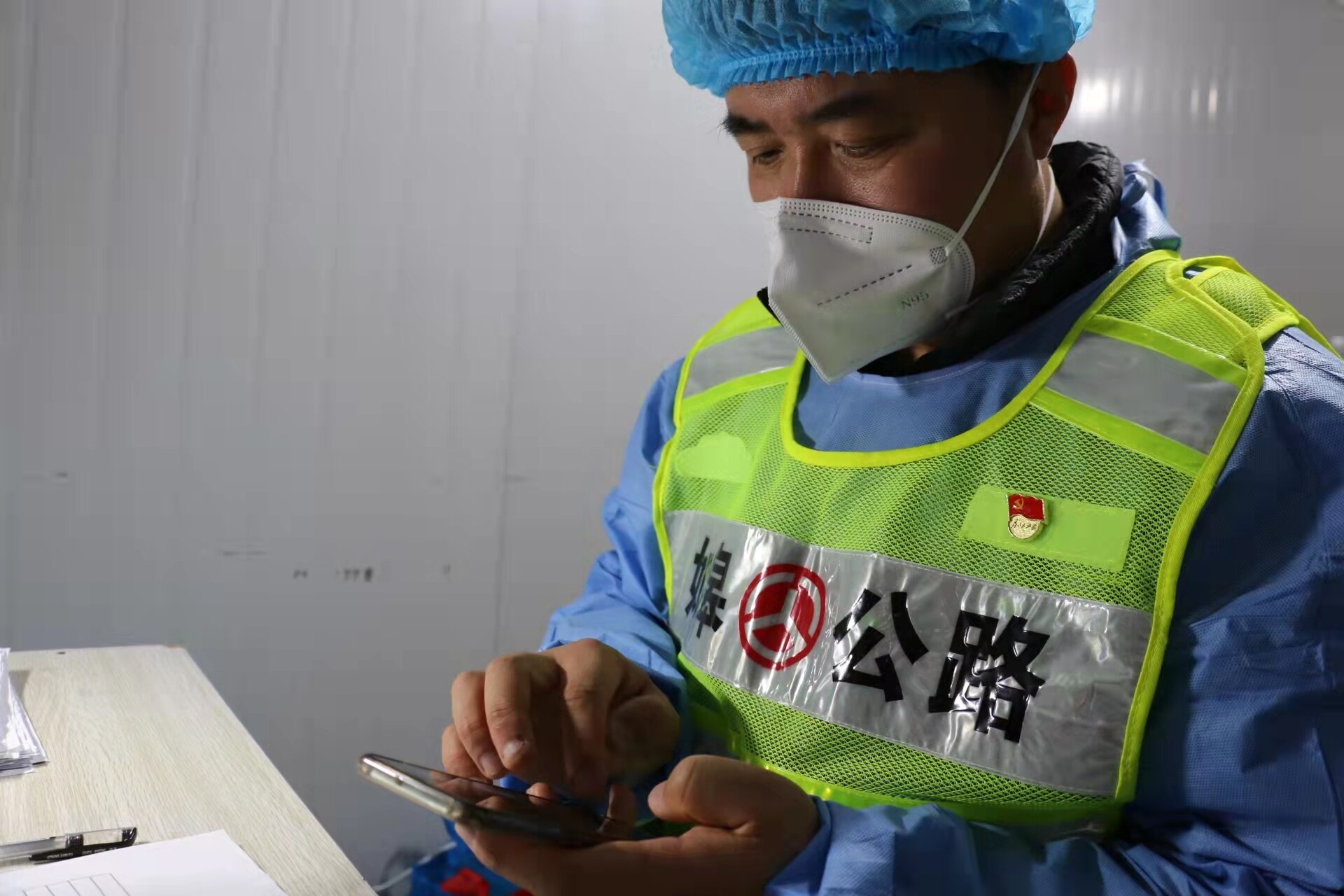 同班的民兵看到两鬓花白的徐继军那么辛苦,就劝他下半夜去休息休息