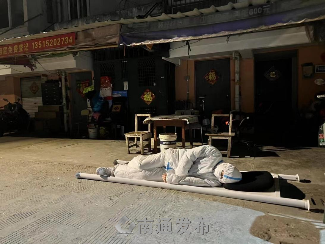 凌晨交班后他躺在门板上睡着了南通发布