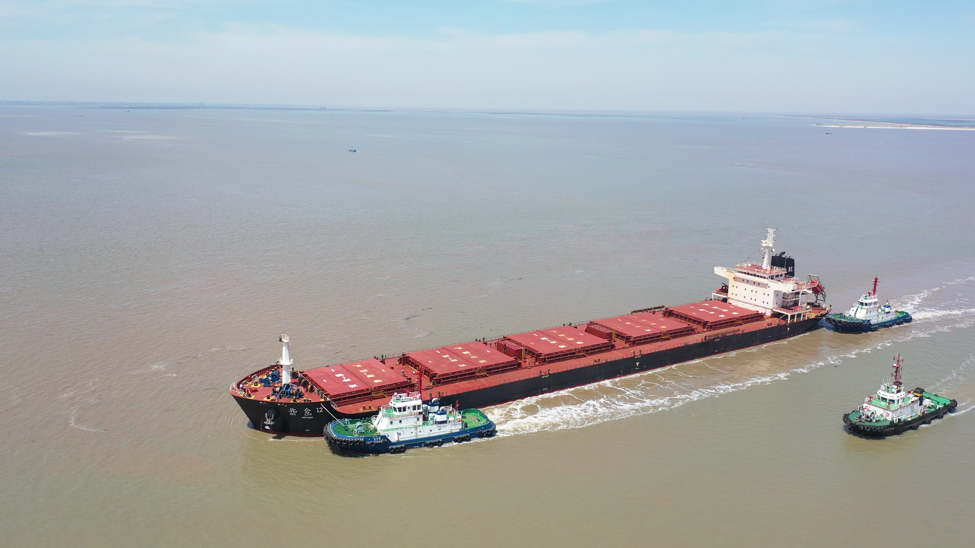 通州湾新出海口首迎5万吨级大型散货船南通发布