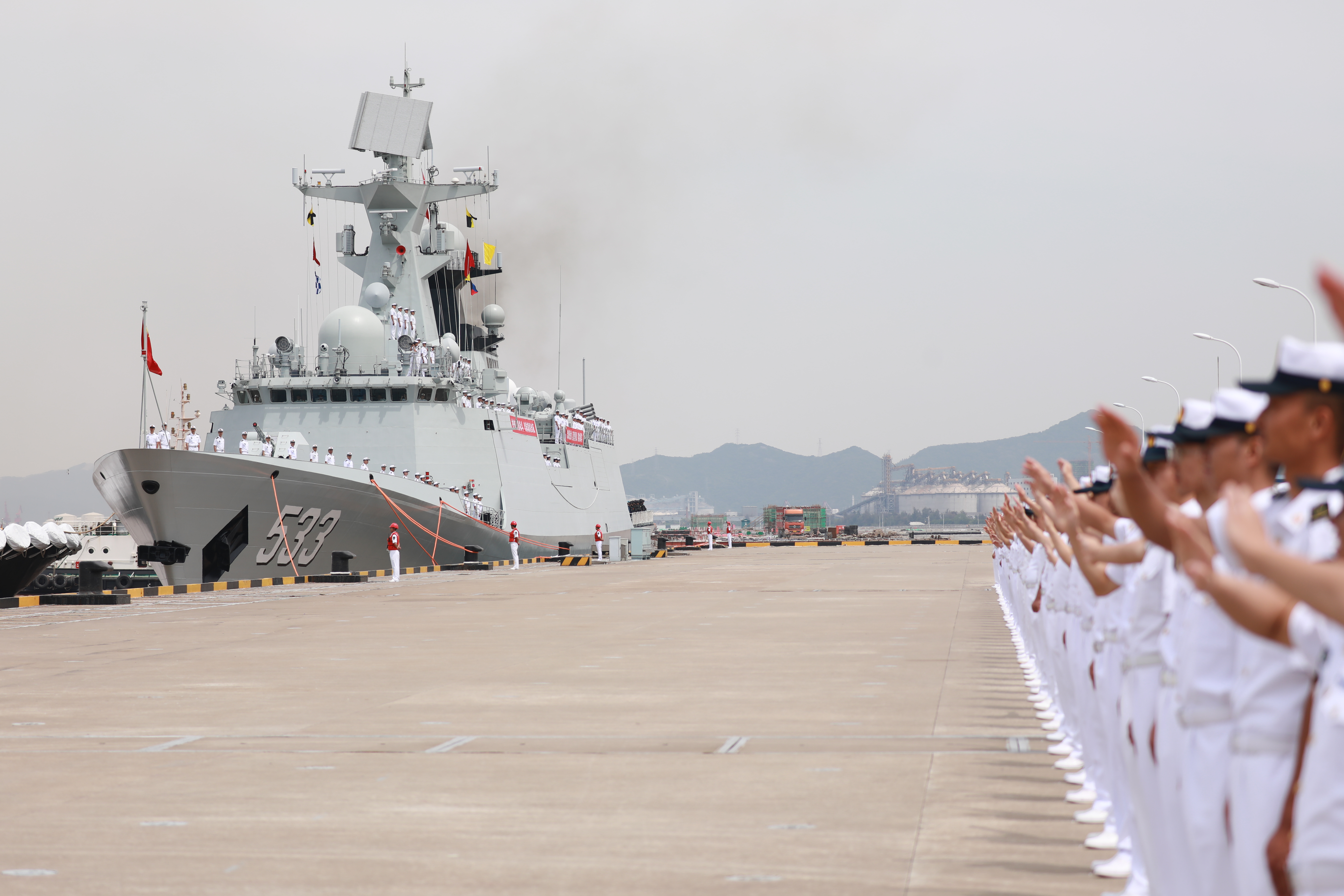 首次赴海外执行重大军事任务海军南通舰起航奔赴亚丁湾南通发布