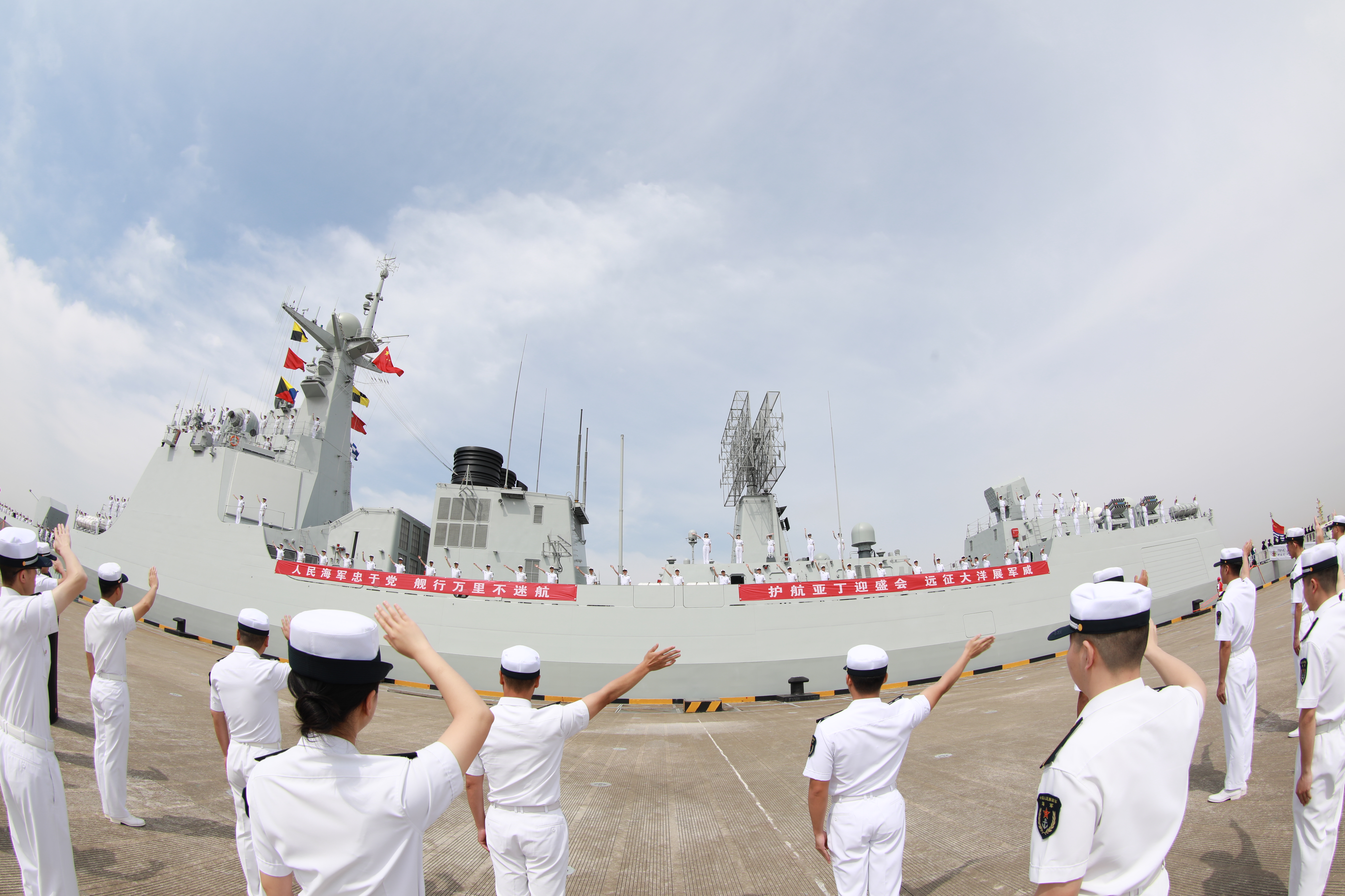 首次赴海外执行重大军事任务海军南通舰起航奔赴亚丁湾南通发布