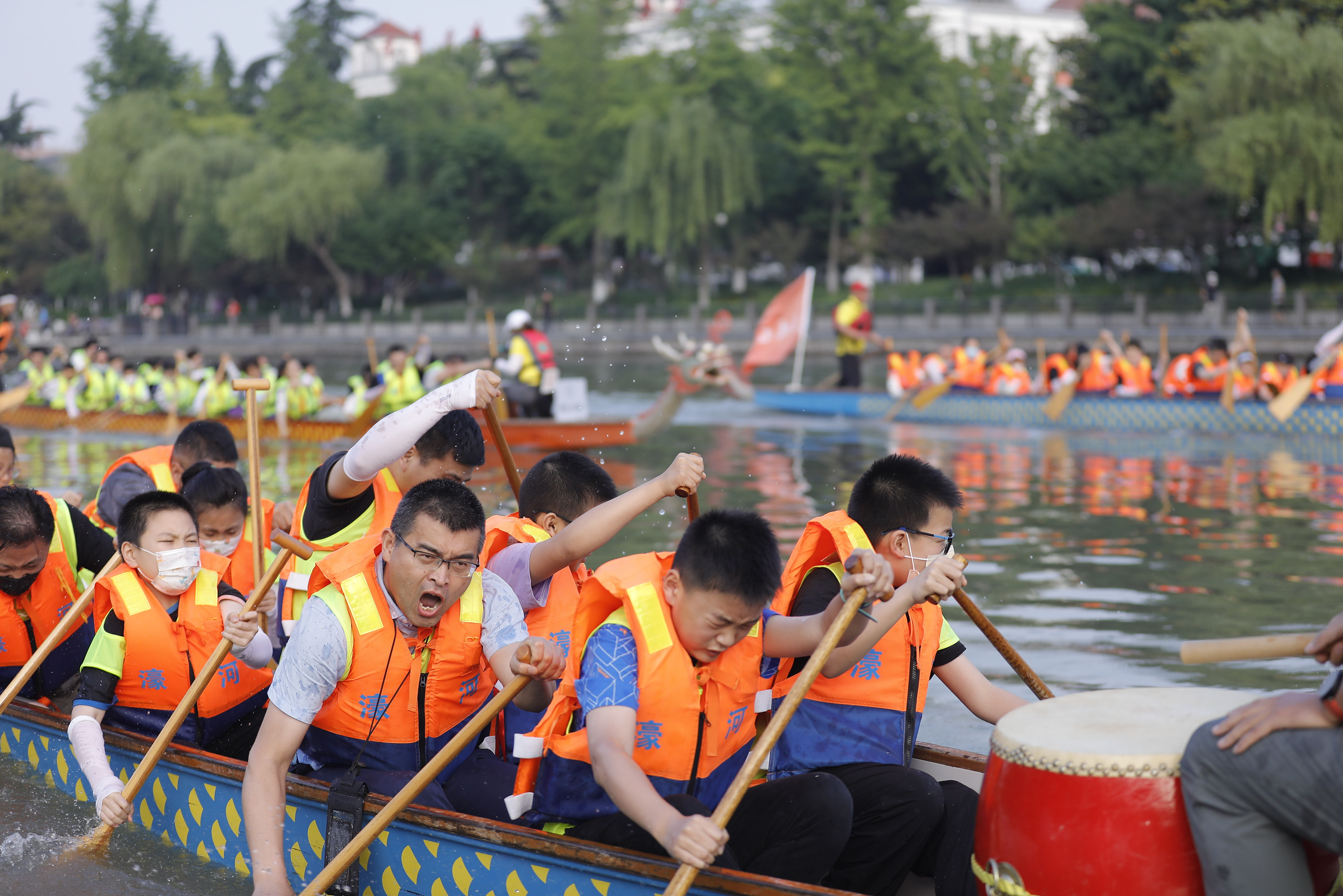 泛舟护城河你我共竞渡江海小记者参加端午亲子龙舟赛南通发布