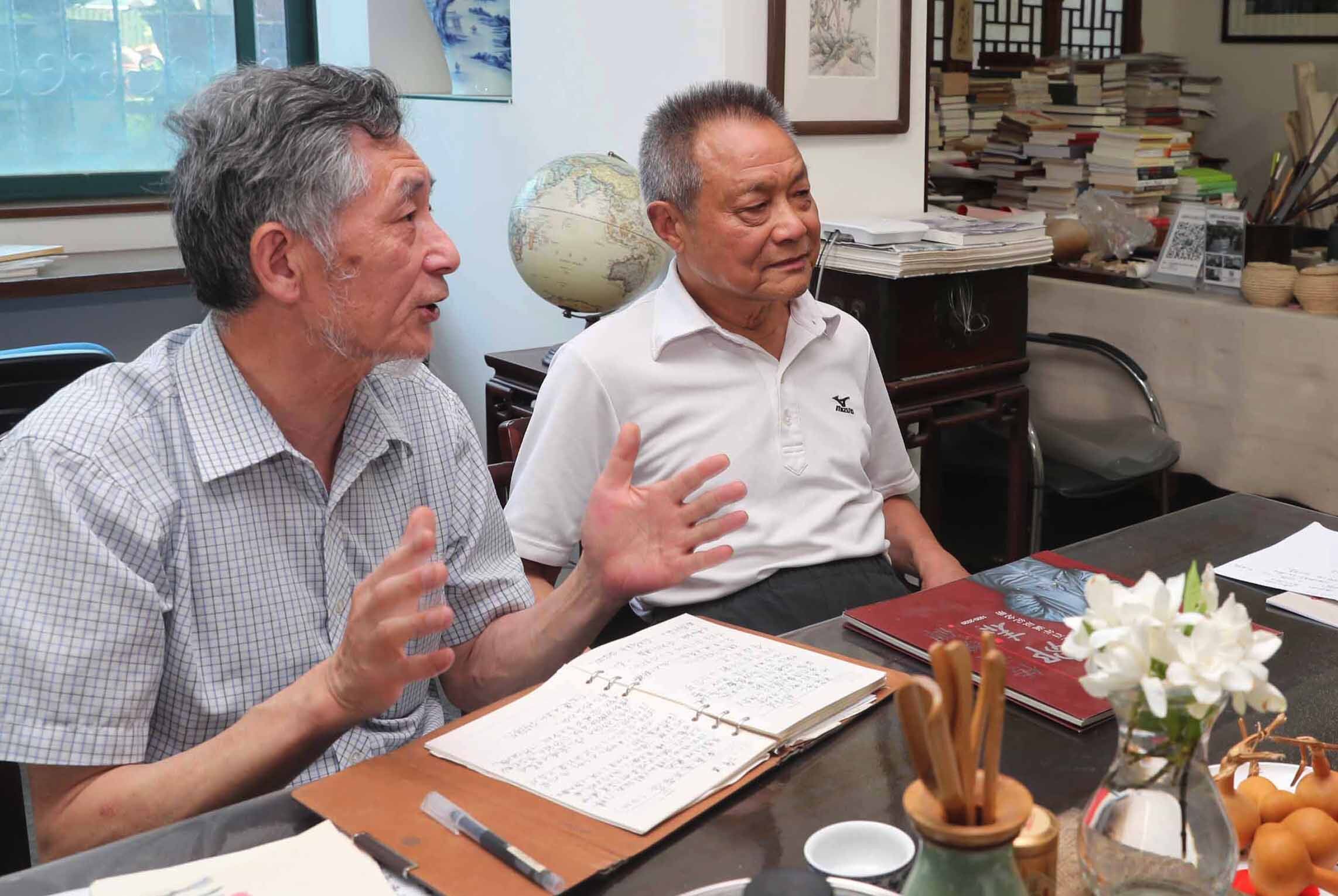 安铁生（右）、顾林昂（左）畅谈通城民俗知识。