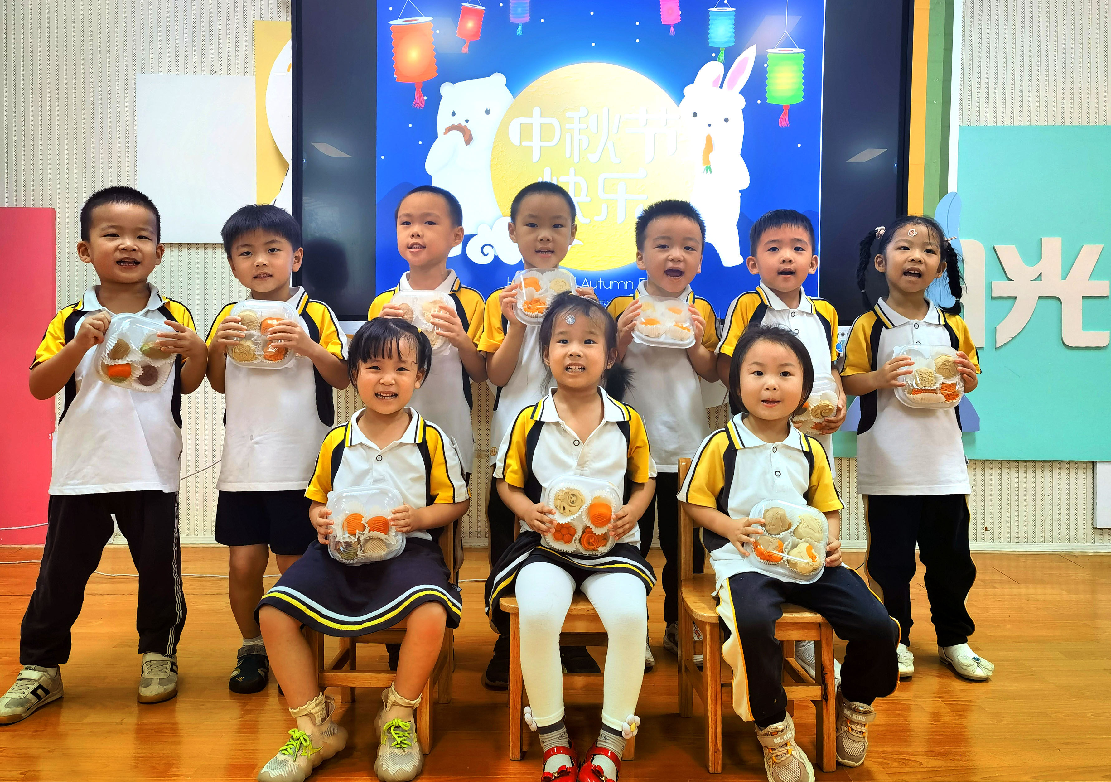 9月27日，市银花苑幼儿园开展“圆圆中秋月，浓浓中秋情”主题活动，让幼儿了解和熟悉传统习俗，继承和弘扬传统文化。
