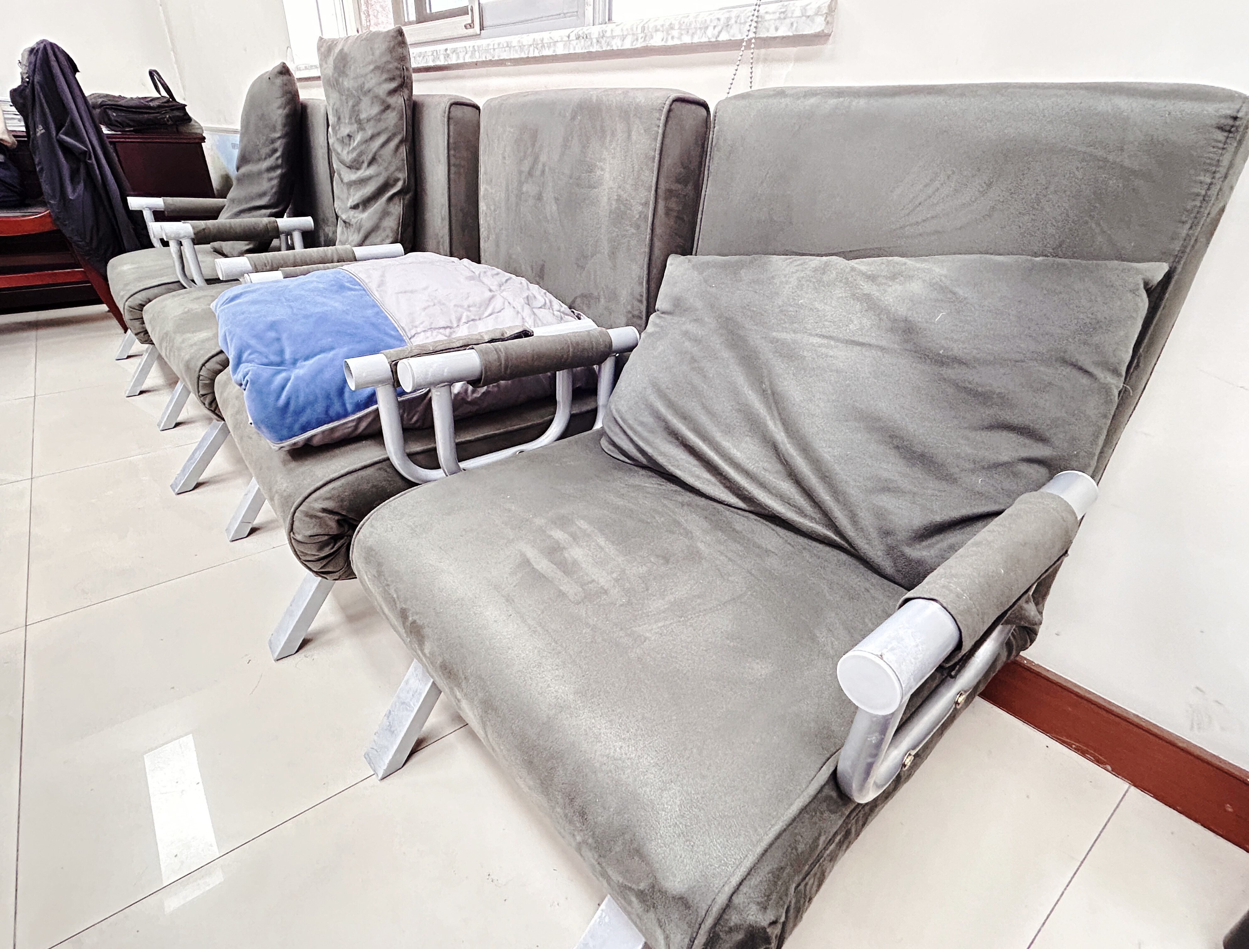 办公室里的行军床