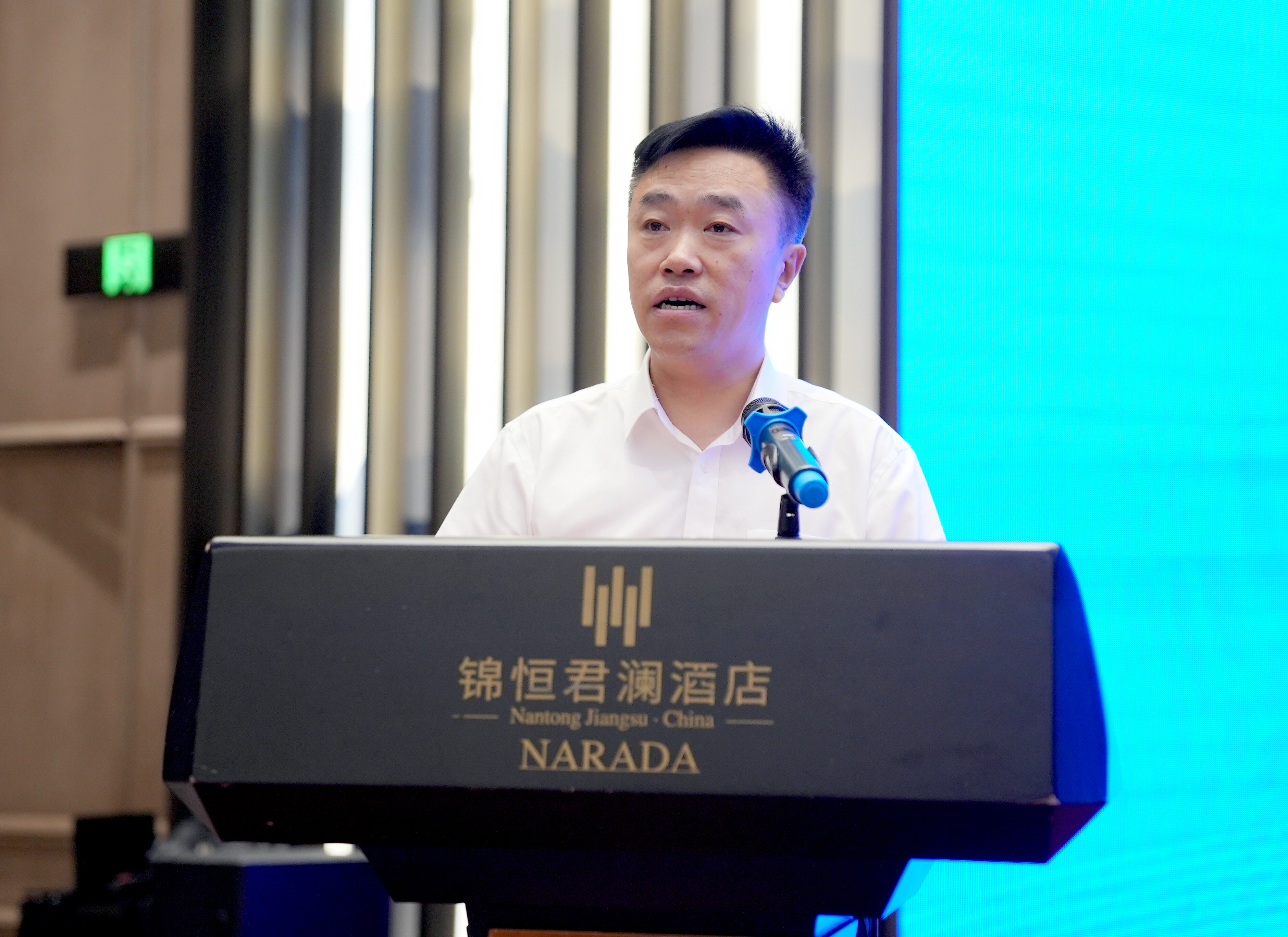 如东县委常委、如东经济开发区（高新区）党工委书记蔡东向海内外客商推介一流的营商环境。