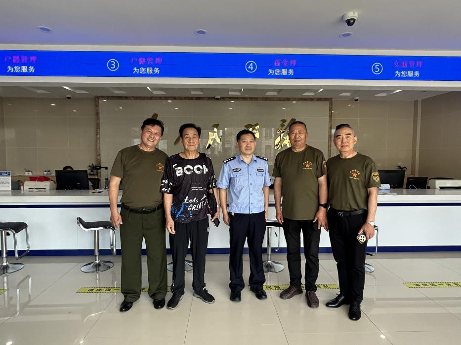 刘汉军（右二）与薛宏营（左二）重逢
