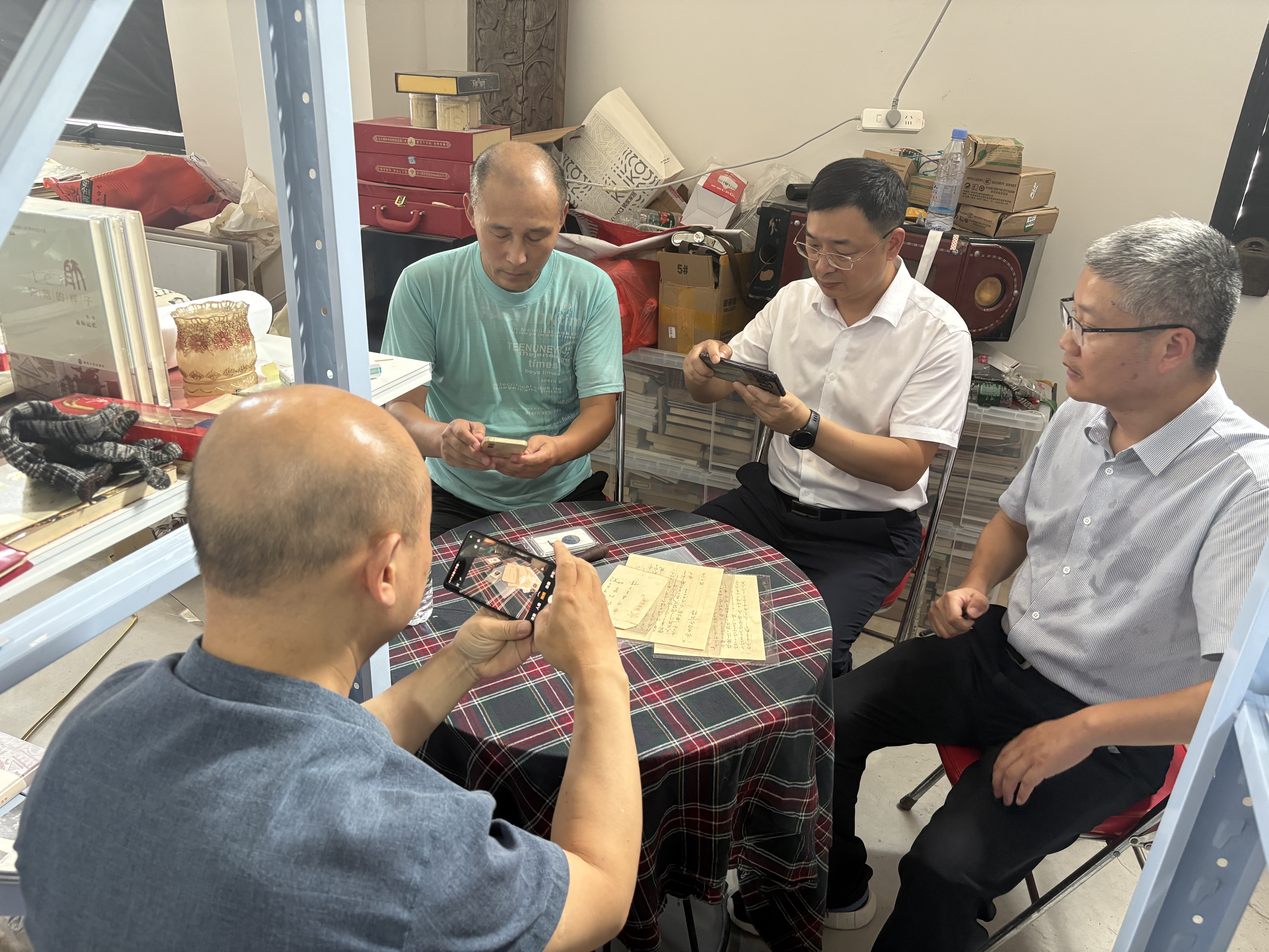 南通市委党史办专家正在对资料进行考证